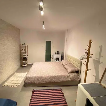 Студио Със Самостоятелен Вход В Центъра На Града И До Морето Apartament *